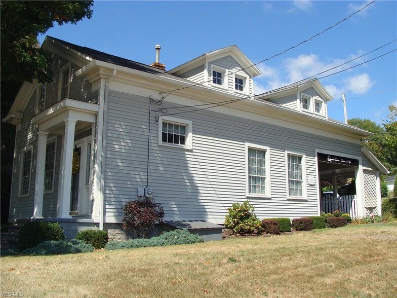 More Photos Of 890 E State St, Salem Flex For Sale