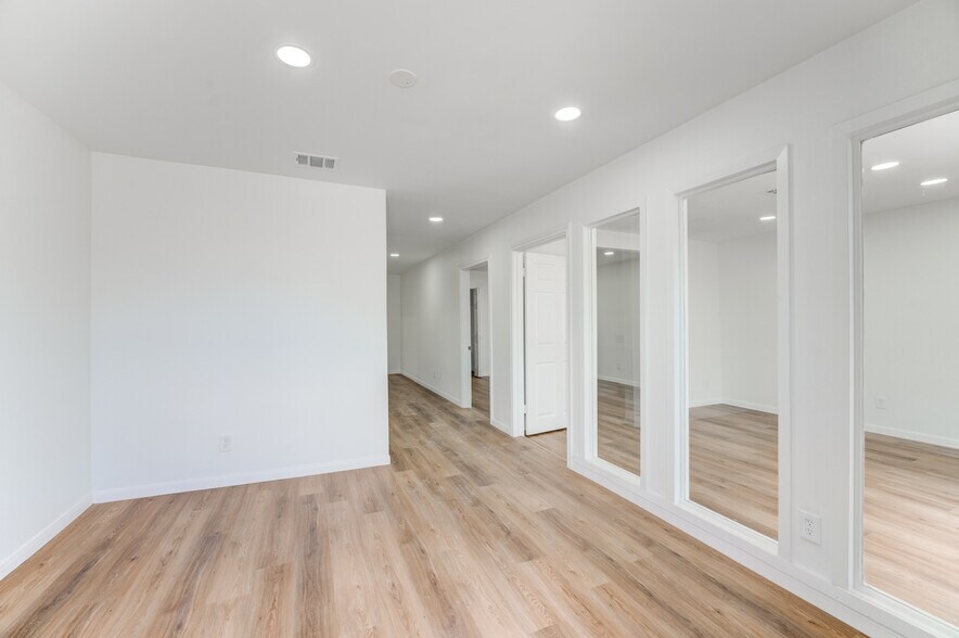More Photos Of 10215 Papalote St, Houston Showroom For Lease