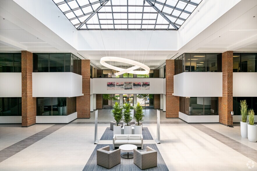 More Photos Of 17330 Preston Rd, Dallas Office For Lease