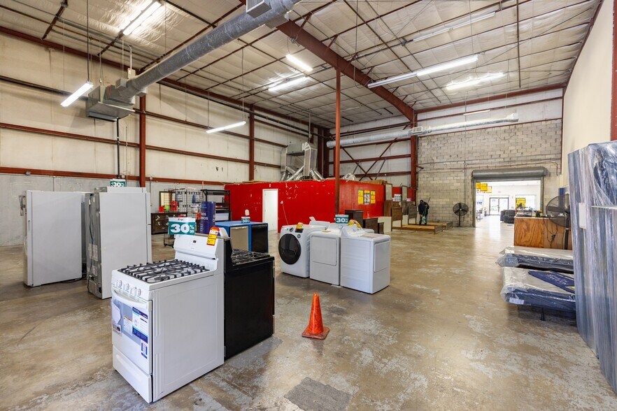 More Photos Of 6588 N Military Trl, West Palm Beach Light Distribution For Lease