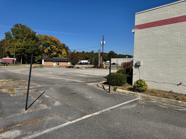 More Photos Of 421 N Gilmer Ave, Lanett General Retail For Sale