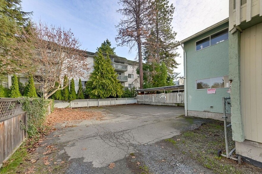 Primary Photo Of 1321 Fernwood Rd, Victoria Apartments For Sale