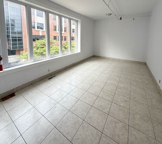 More Photos Of 328-330 Rue Sainte-Catherine E, Montréal Storefront For Sale