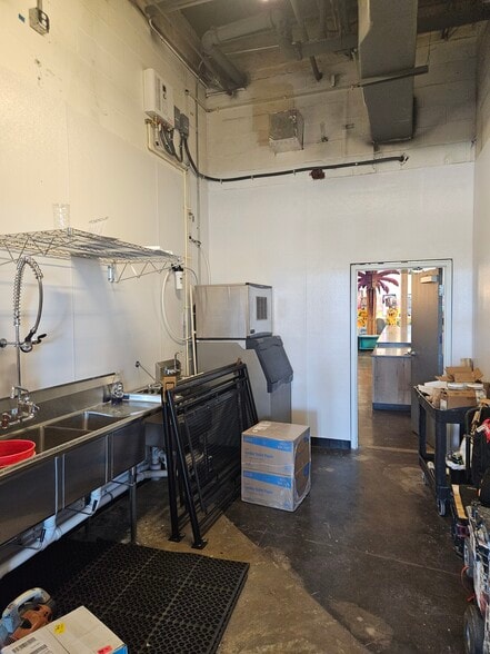 More Photos Of 2606 Fairfield Ave S, Saint Petersburg Light Manufacturing For Lease