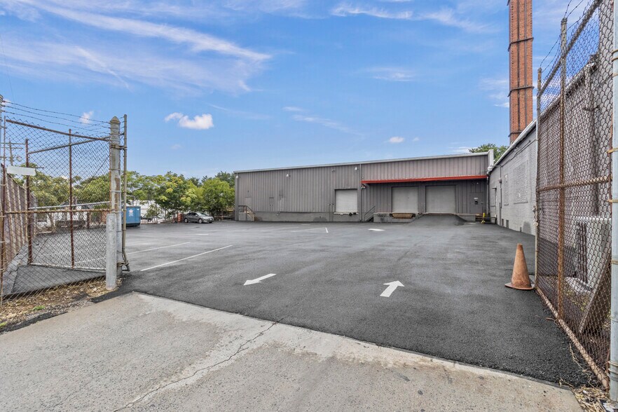 More Photos Of 4128 Hayward Ave, Baltimore Warehouse For Lease