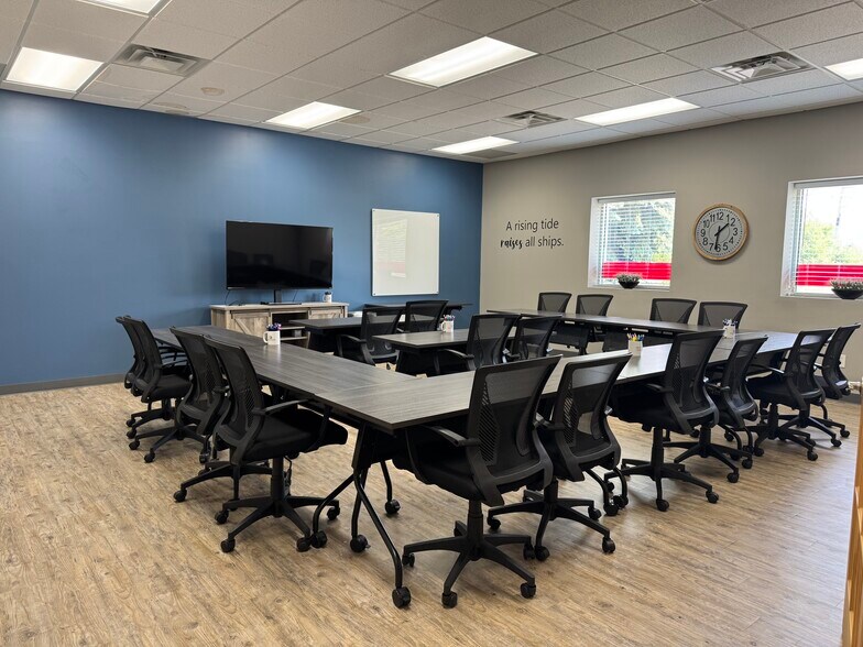 More Photos Of 55951 Gratiot Ave, Chesterfield Office For Sale