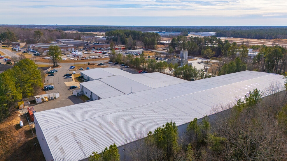 More Photos Of 43880 Commerce Ave, Hollywood Warehouse For Sale