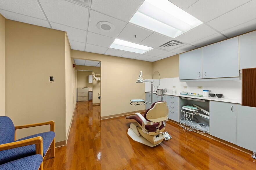More Photos Of 1001 E Chicago Ave, Naperville Office For Sale
