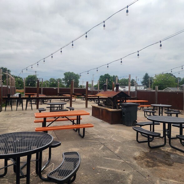 More Photos Of 82 S Baldwin St, Bargersville Restaurant For Lease