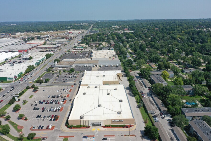 More Photos Of 909 S 72nd St, Omaha Department Store For Sale