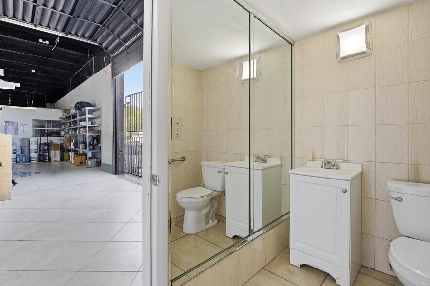 More Photos Of 22790 S Dixie Hwy, Miami Showroom For Lease