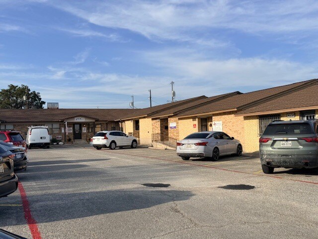More Photos Of 1291 E Common St, New Braunfels Office For Lease