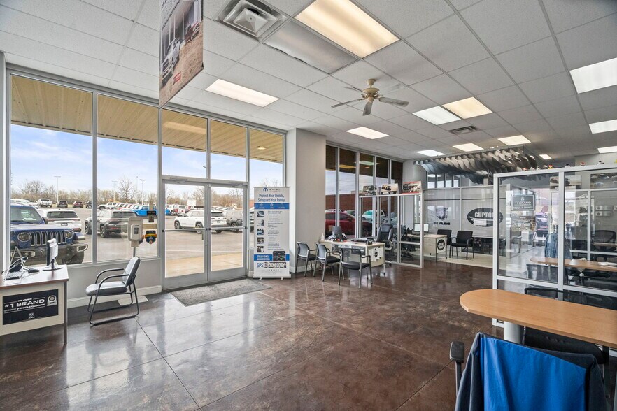 More Photos Of 3450 Tom Austin Hwy, Springfield Auto Dealership For Lease