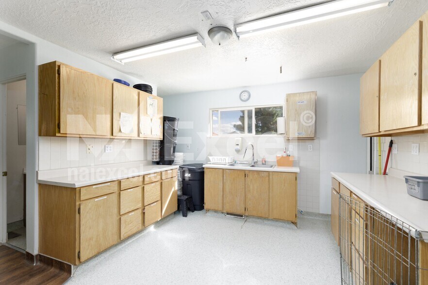 More Photos Of 1545 W State St, Hurricane Veterinarian Kennel For Sale