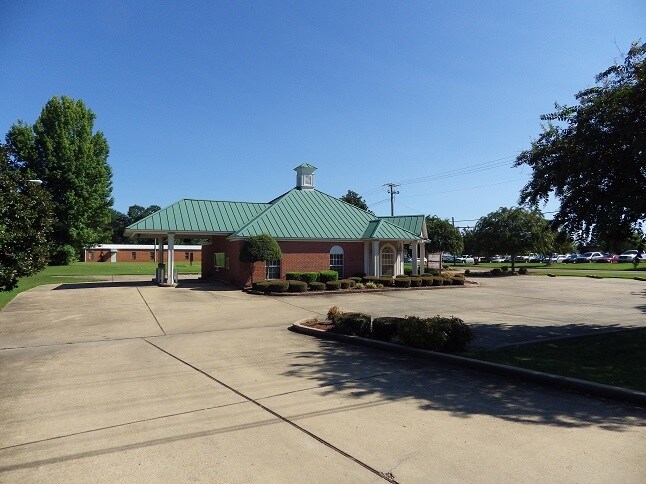 More Photos Of 1149 E Church Hill Rd, West Point Freestanding For Lease
