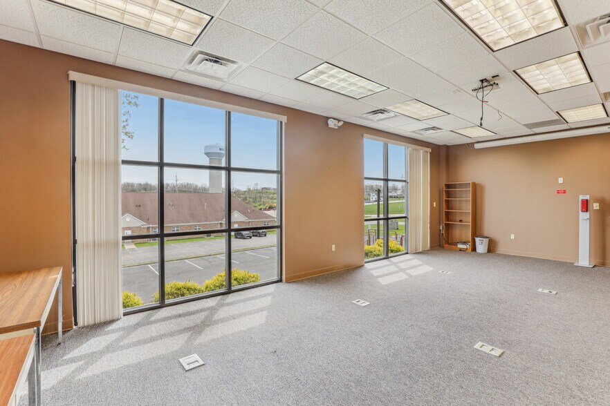 More Photos Of 60 Overbrook Dr, Monroe Flex For Sale