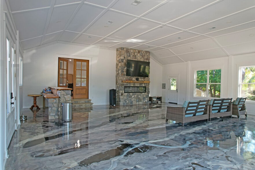 More Photos Of 3019 Augusta Rd, West Columbia Light Distribution For Sale