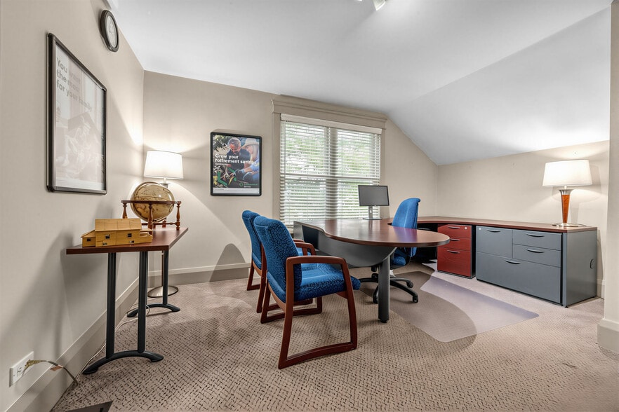 More Photos Of 3569 Cawthra Rd, Mississauga Office For Sale