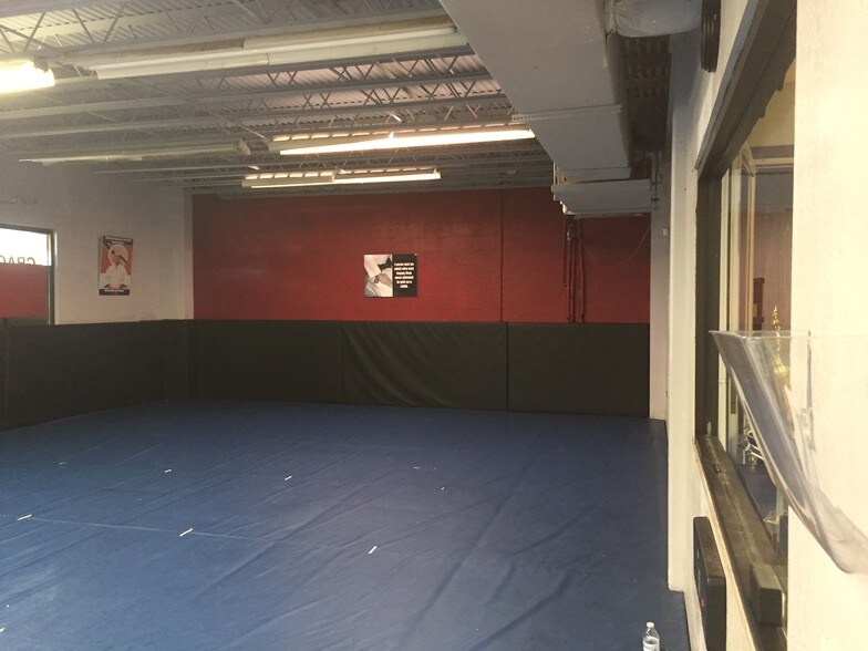 More Photos Of 4244 W Waters Ave, Tampa Showroom For Lease
