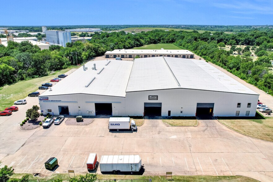 More Photos Of 190 Industrial Blvd, McKinney Manufacturing For Lease