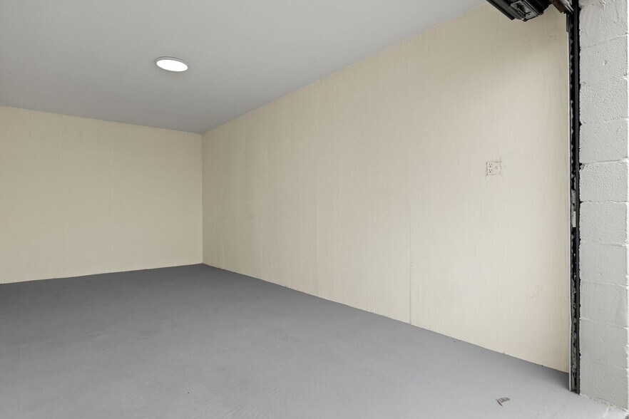 More Photos Of 17517 Rockefeller Cir, Fort Myers Self Storage For Sale