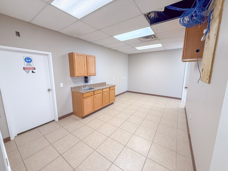 More Photos Of 12718 TX-191, Midland Warehouse For Lease