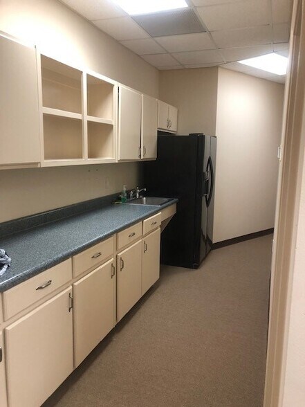 More Photos Of 135 Stanley Ct, Lawrenceville Warehouse For Lease