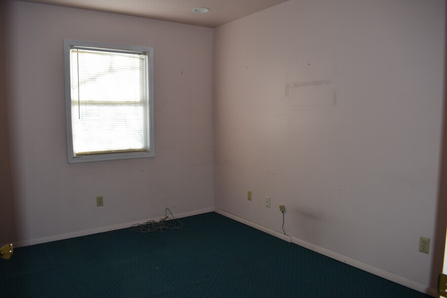 More Photos Of 147 N Ocean Ave, Patchogue Office For Sale