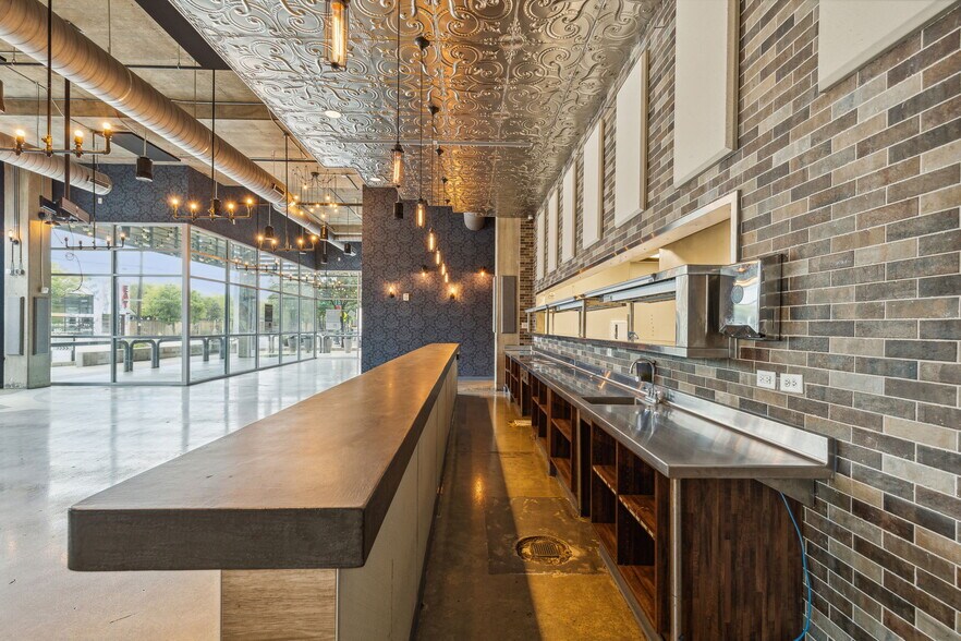 More Photos Of 340 Singleton Blvd, Dallas Restaurant For Lease