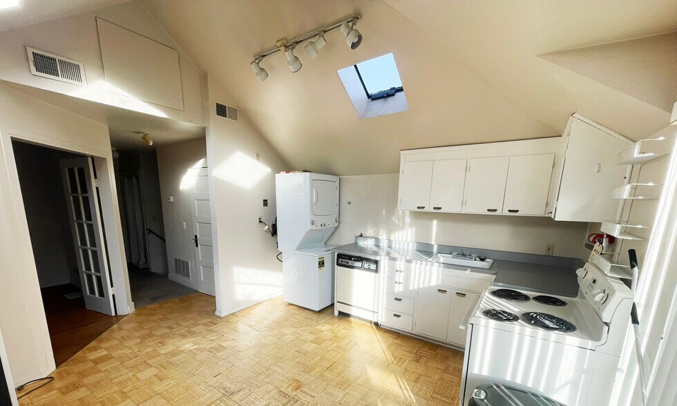More Photos Of 2226 Queen Anne Ave N, Seattle General Retail For Sale
