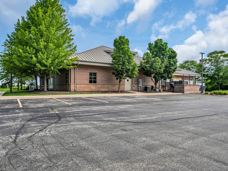 More Photos Of 2975 W Sand Lake Rd, Lindenhurst Freestanding For Sale