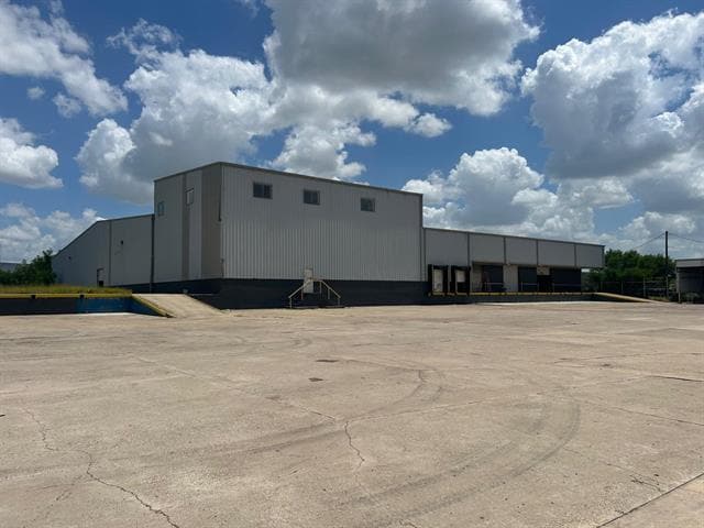 More Photos Of 4425 Pan American Blvd, Laredo Warehouse For Lease