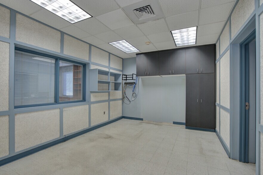 More Photos Of 4210 E Main Ave, Alton Office For Sale