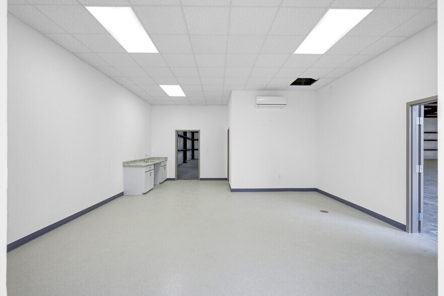 More Photos Of 535 S Persimmon St, Tomball Warehouse For Lease