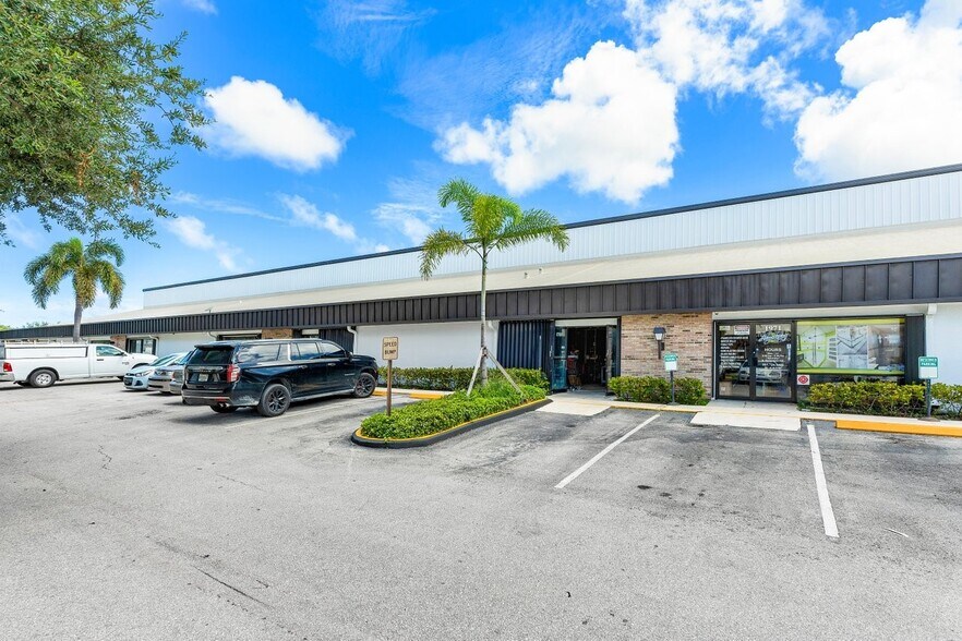 More Photos Of 1973-1981 10th Ave N, Lake Worth Beach, Lake Worth Beach Distribution For Lease