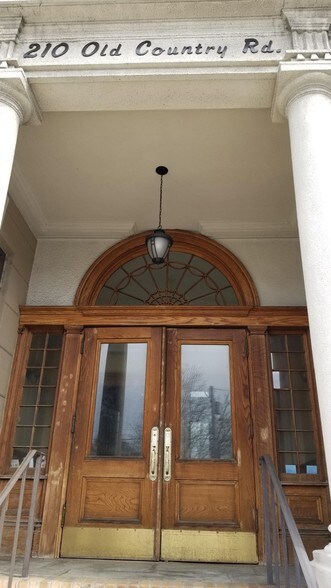 More Photos Of 210 Old Country Rd, Mineola Office For Lease