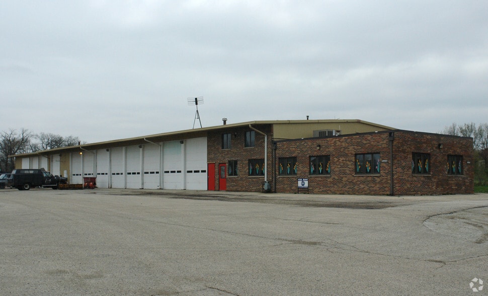 More Photos Of 4712 Reiland Dr, Crystal Lake Warehouse For Lease