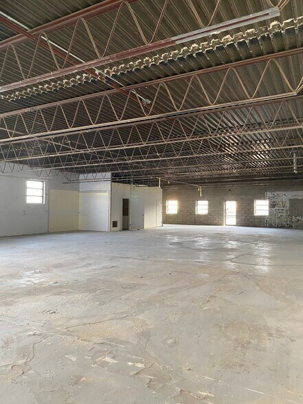 More Photos Of 64 Brook Ave, Deer Park Distribution For Lease