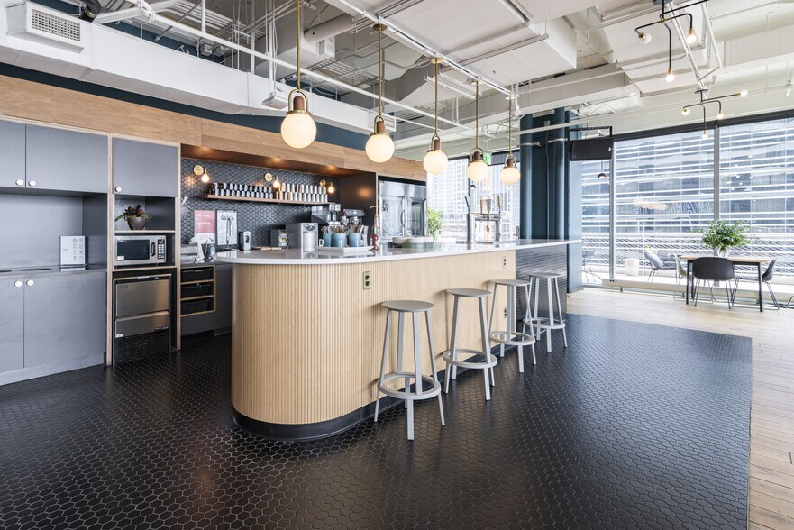 More Photos Of 615 S College St, Charlotte Office For Lease