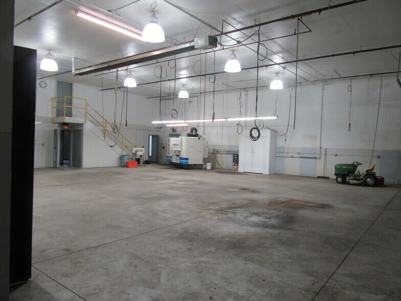More Photos Of 3211 Atlantic Dr, Port Huron Distribution For Lease