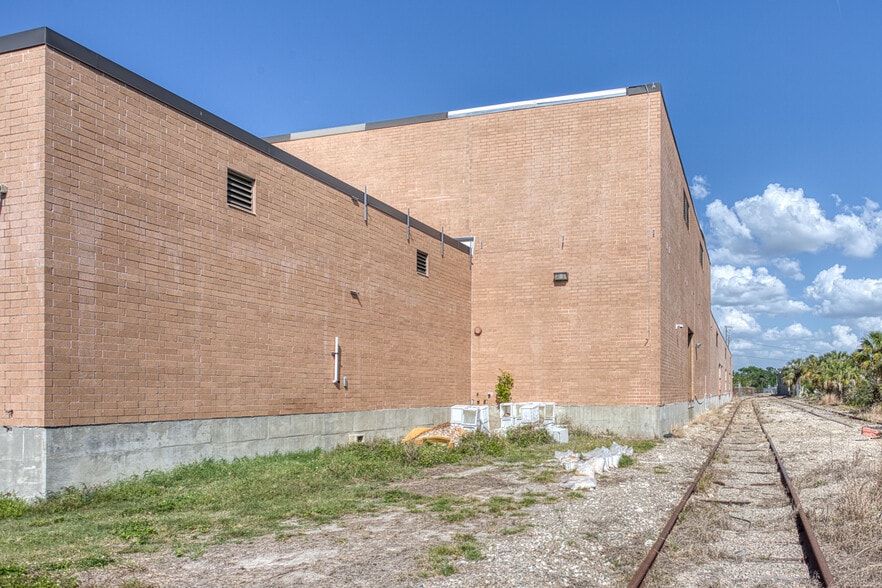 More Photos Of 1800 University Pky, Sarasota Warehouse For Sale