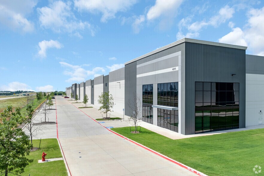 More Photos Of 4521 N US Highway 67, Midlothian Unknown For Lease