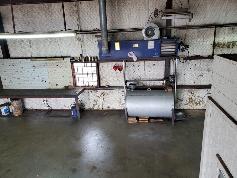 More Photos Of 108 West Gillum, Grandview Warehouse For Sale