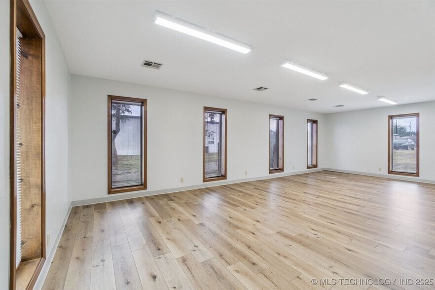 More Photos Of 1236 E Main St, Cushing Medical For Sale