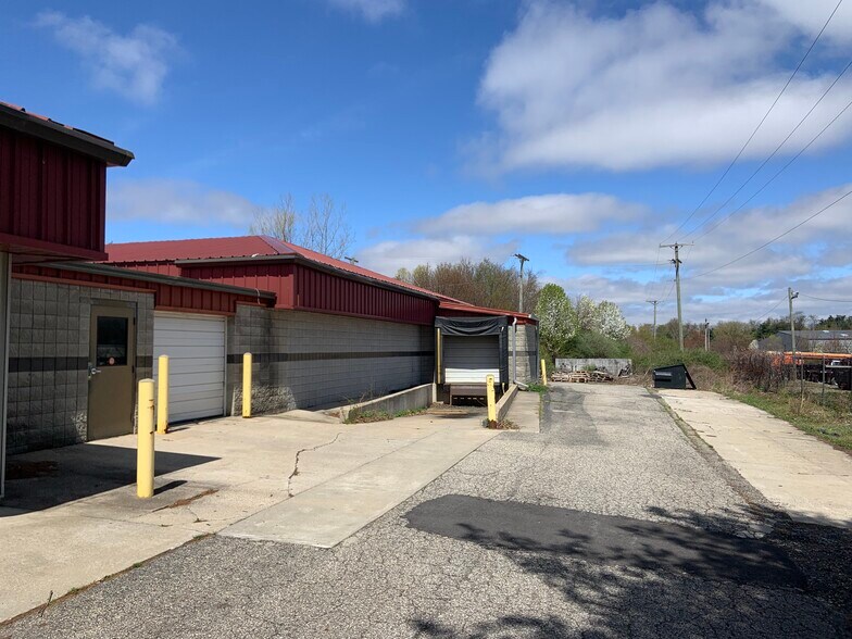 More Photos Of 5521 W Cleveland St, South Bend Light Distribution For Lease