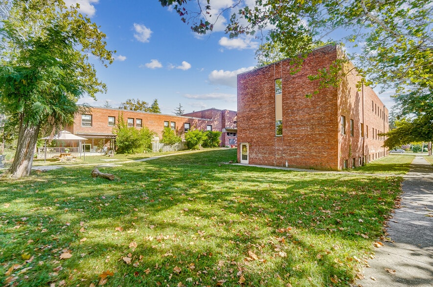 More Photos Of 800 Livermore St, Yellow Springs Research And Development For Sale