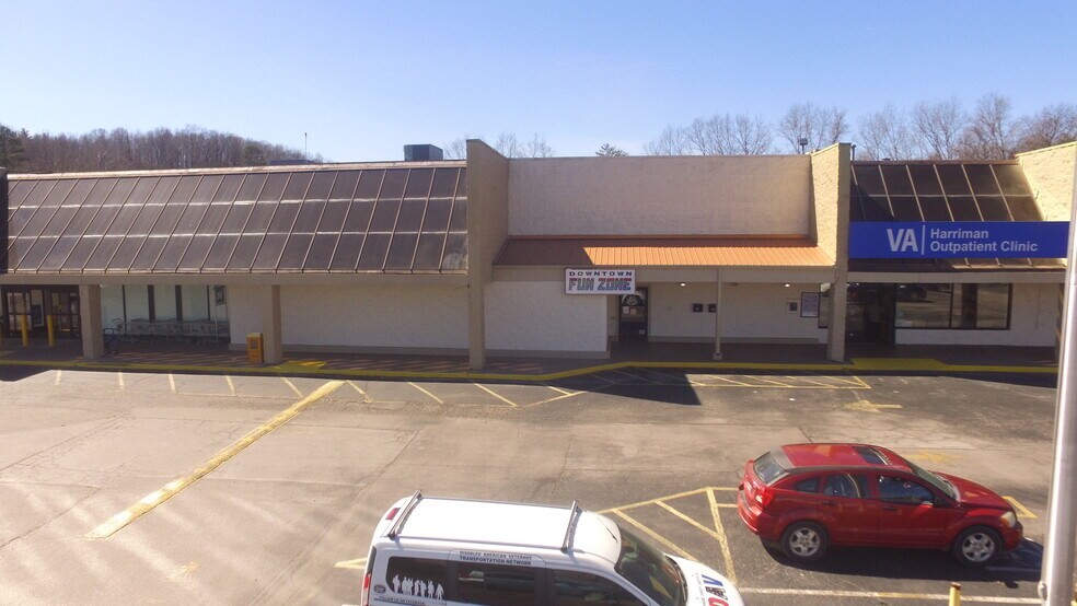 More Photos Of 2305 N Gateway Ave, Rockwood Unknown For Lease