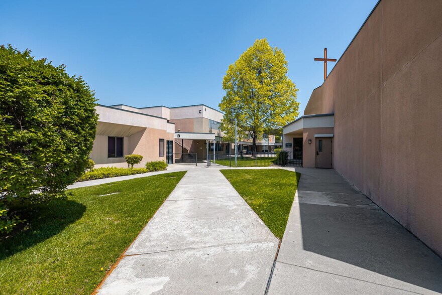 More Photos Of 777 E Alosta Ave, Azusa Religious Facility For Lease
