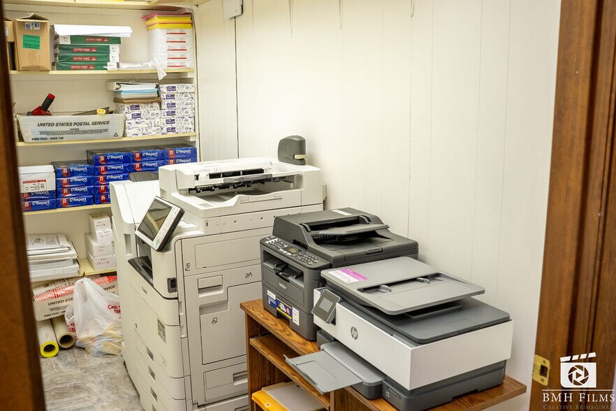 More Photos Of 707-709 N Palestine St, Athens Medical For Lease