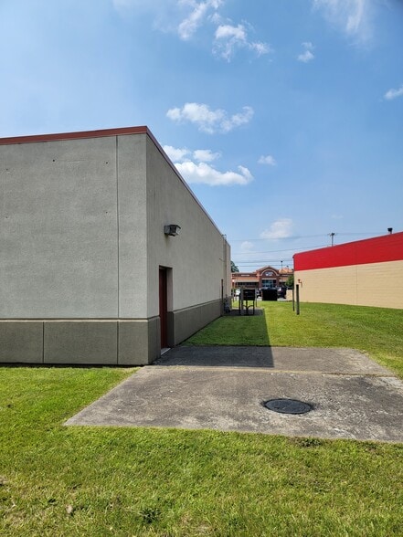 More Photos Of 3910 Brewerton Rd, North Syracuse Freestanding For Lease